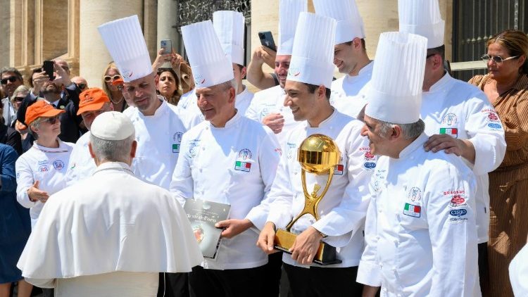 Il Papa mentre saluta un gruppo di cuochi presenti all'udienza