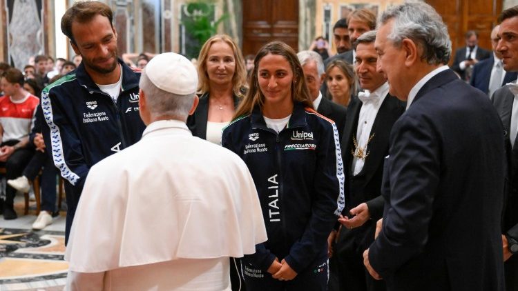 P&agrave;pa Leon XIV, na tango azali kopesa mbote na basuboli (nageurs) oyo bakozala na momekano ya Troph&eacute;e Sette Colli o mokolo mwa 26 ya s&agrave;nz&agrave; ya Yuni ya mob&ugrave; 2026