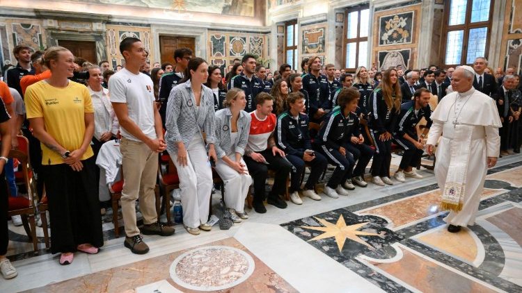2026.06.25  Pàpa Leon XIV elongo nà bakambi ya Fédération italienne ya kosuba (natation), mpe batindami ya championnats internationaux ya kosuba