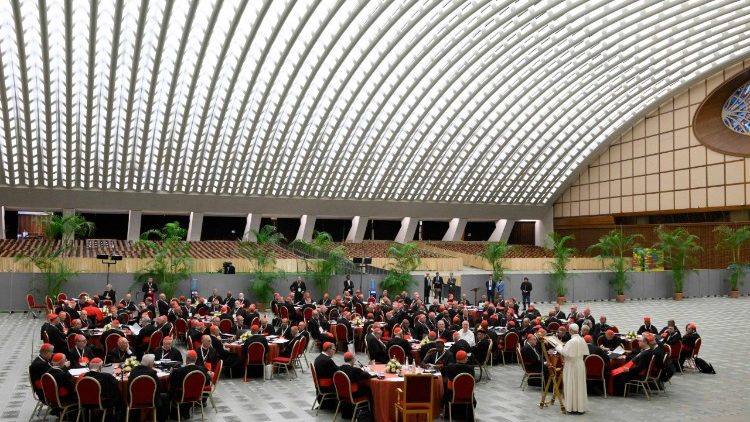 Sieht aus wie bei der Synode: Das Außerordentliche Konsistorium, eine vom Papst einberufene Versammlung aller Kardinäle der Weltkirche
