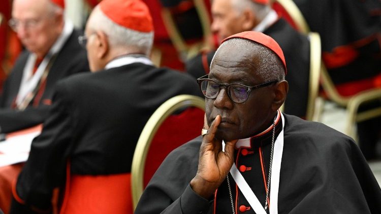 I cardinali ascoltano la meditazione biblica del cardinale Ryś.