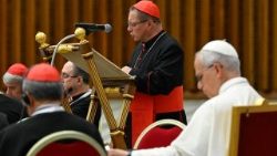 Le cardinal Grzegorz Ryś lit sa méditation lors du consistoire extraordinaire dans la salle Paul VI. 