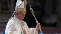 Lev XIV. při liturgickém procesí na začátku bohoslužby zahajující konzistoř, Svatopetrská bazilika 26. června 2026