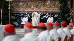 Leone XIV legge la sua omelia nella messa di apertura del Concistoro presieduta in basilica Vaticana