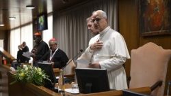 Le Pape Léon XIV dans la salle du Synode pendant les travaux du consistoire extraordinaire tenu les 26 et 27 juin 2026.