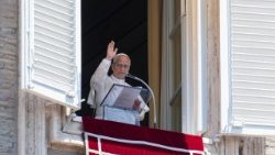 Pape Léon XIV depuis la fenêtre de ses appartements pontificaux, dimanche 28 juin 2026. 