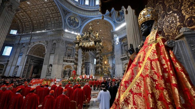 Figura św. Piotra w Bazylice Watykańskiej została dziś przystrojona w uroczyste szaty