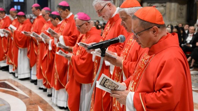  Santa Misa con motivo de la solemnidad de San Pedro y San Pablo, con la bendici&oacute;n y la imposici&oacute;n de los palios a los nuevos arzobispos metropolitanos