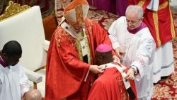 Le Pape Léon XIV remettant le pallium à Mgr François Sylla, archevêque métropolitain de Conakry.