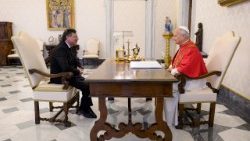 El Santo Padre dialoga con el mandatario colombiano.