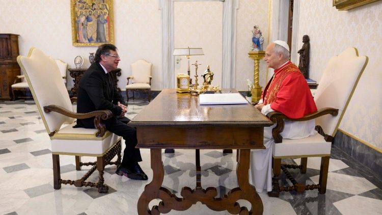 El Santo Padre dialoga con el mandatario colombiano.
