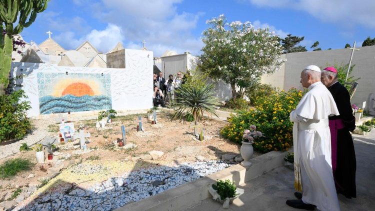 2026.07.04 VIsita Pastorale a Lampedusa - Sosta al Cimitero, con omaggio floreale sulle tombe