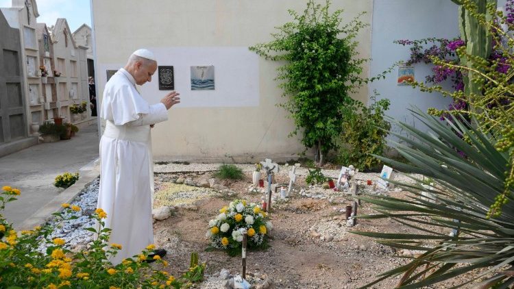 L'omaggio di Papa Leone alle vittime del mare nel cimitero di Lampedusa