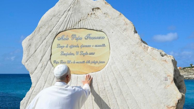 Il Papa benedice la stele con cui il noto Molo Favaloro di Lampedusa viene rinominato "Molo Papa Francesco"