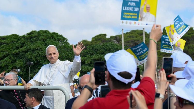 Papa Leone tra i fedeli lampedusani