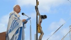 2026.07.04 Visita Pastorale a Lampedusa - sosta al Molo Favaloro: benedizione della targa che intitola il Molo a Papa Francesco e Santa Messa