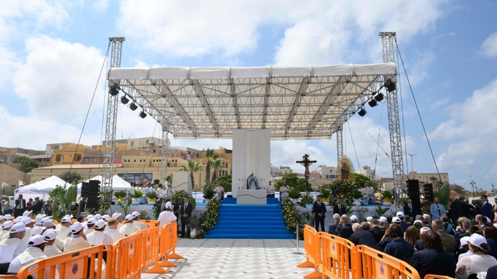 2026.07.04 Visita Pastorale a Lampedusa - sosta al Molo Favaloro: benedizione della targa che intitola il Molo a Papa Francesco e Santa Messa