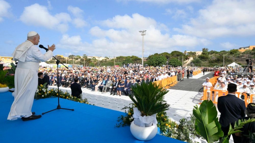 2026.07.04 Visita Pastorale a Lampedusa - sosta al Molo Favaloro: benedizione della targa che intitola il Molo a Papa Francesco e Santa Messa