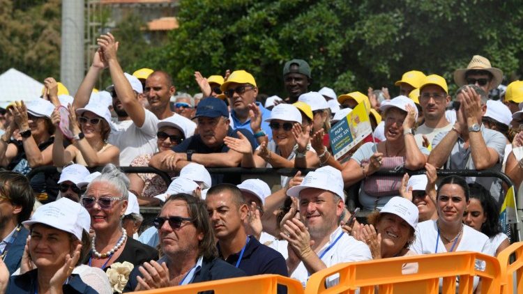 2026.07.04 Visita Pastorale a Lampedusa - sosta al Molo Favaloro: benedizione della targa che intitola il Molo a Papa Francesco e Santa Messa