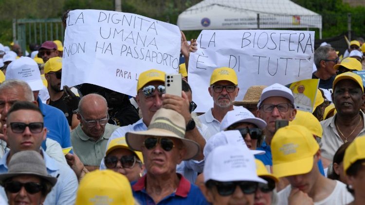 Cartelli in alto per ricordare i diritti dei migranti