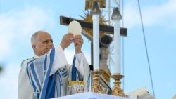 2026.07.04 Visita Pastorale a Lampedusa - sosta al Molo Favaloro: benedizione della targa che intitola il Molo a Papa Francesco e Santa Messa