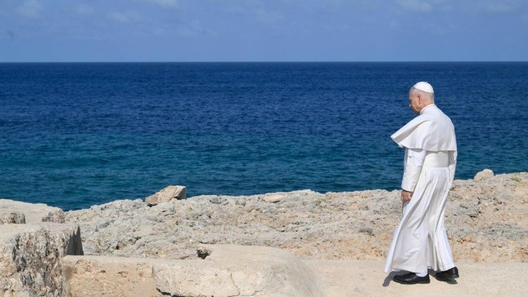 2026.07.04 Visita Pastorale a Lampedusa - Sosta alla â  Porta dâ  Europaâ  