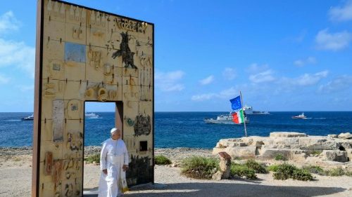 Papa leva esperan&ccedil;a a Lampedusa e visita monumento a migrantes