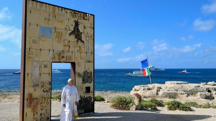 2026.07.04 Visita Pastorale a Lampedusa - Sosta alla â  Porta dâ  Europaâ  