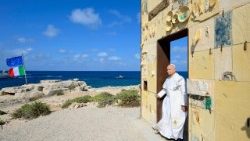 Leone XIV si affaccia dalla Porta d'Europa, sull'isola di Lampedusa. 