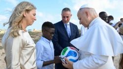 2026.07.04 Visita Pastorale a Lampedusa - Sosta alla â  Porta dâ  Europaâ  