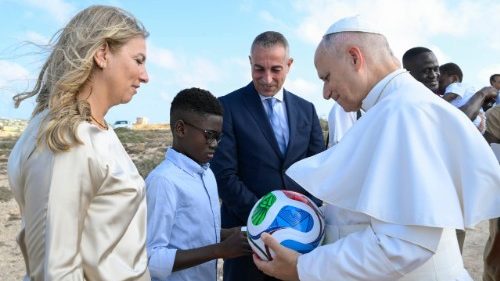 Leonardo, de 11 anos: uma bola me fez parar de chorar, e hoje eu dei uma ao Papa