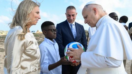 Leonardo: “Un pallone mi ha fatto smettere di piangere, oggi l’ho regalato al Papa"