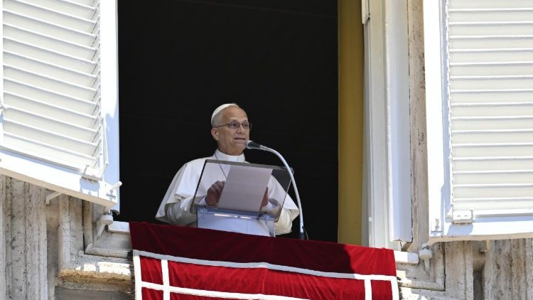 Papst Leo XIV. beim Angelus am 5.7.2026 auf dem Petersplatz - ab kommenden Sonntag hält Leo XIV. das Gebet aus Castel Gandolfo, bis Ende Juli