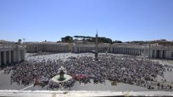La Plaza de San Pedro con los peregrinos para rezar la oración del ángelus