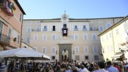 Pave Leo på balkonen ved sommerresidensen i Castel Gandolfo