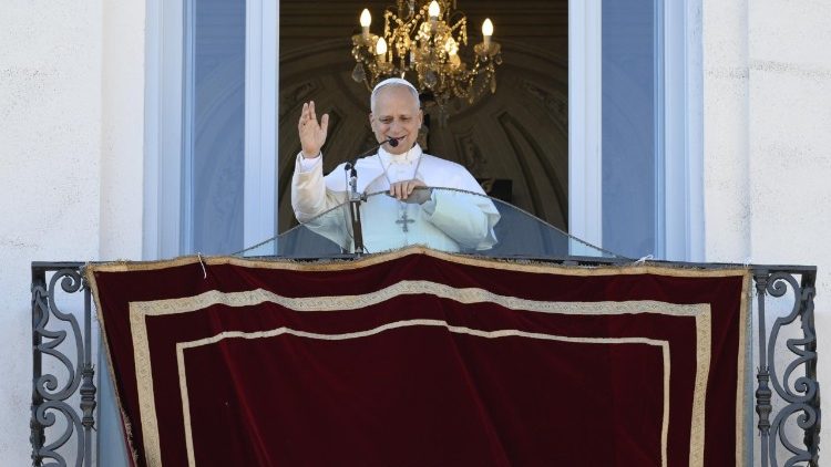 O Papa ao saudar a comunidade na Pra&ccedil;a da Liberdade, no domingo, 5 de julho