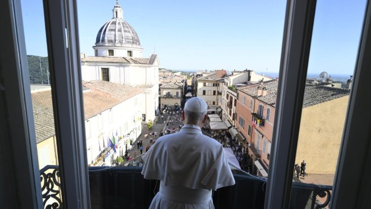 El Santo Padre desde el balc&oacute;n del Palacio Apost&oacute;lico de Castel Gandolfo
