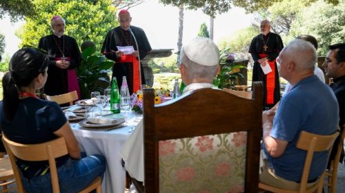 D&eacute;jeuner du Pape avec des d&eacute;munis: la v&eacute;ritable &eacute;cologie na&icirc;t d'un cœur converti