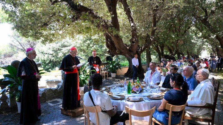 Il saluto del cardinale vicario per la Diocesi di Roma Baldo Reina, prima del pranzo al Borgo Laudato si'