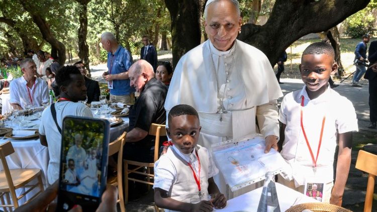 Il Papa con due bambini presenti al pranzo