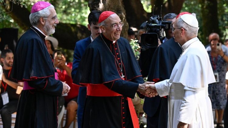 Papa Leo XIV akisalimiana na Makardinali.