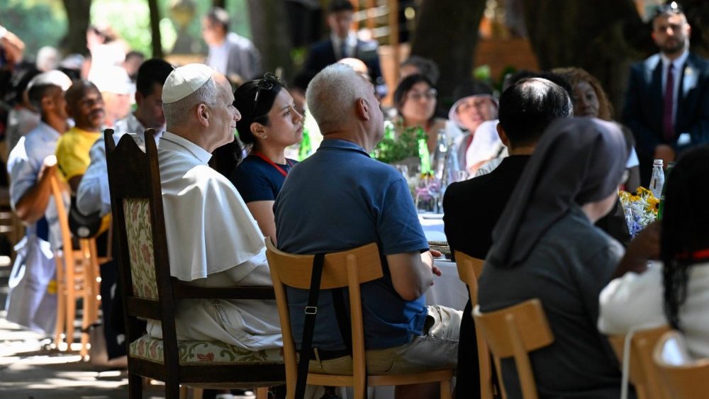 Leon al XIV-lea salutând invitații la prânzul din 11 iulie 2026 la Castel Gandolfo