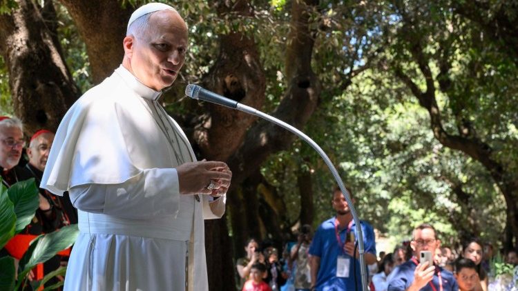 Il Papa saluta i bisognosi