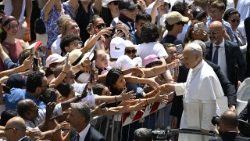 2026.07.12 Tłumy na spotkaniu z Ojcem Świętym w Castel Gandolfo po modlitwie Anioł Pański