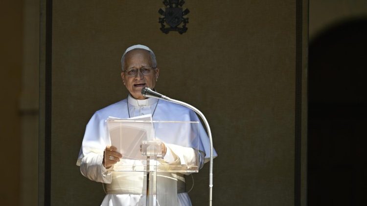 Lev XIV. při modlitbě Anděl Páně v bráně papežské rezidence v Castel Gandolfu, neděle 12. července 2026
