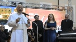 Lev XIV. promlouvá v závěru koncertu uspořádaného na jeho počest na nádvoří Apoštolského paláce v Castel Gandolfu
