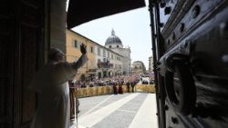 Papst Leo XIV. tritt aus dem Apostolischen Palast in Castel Gandolfo zum Angelus