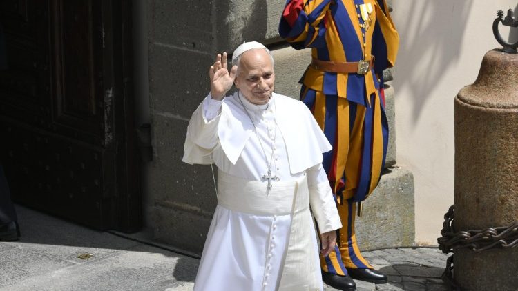 Il saluto ai fedeli prima di fare rientro al Palazzo apostolico