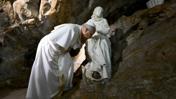 P&agrave;pa ayambi to mpe azingi ekopi na libolongo ya ekeko ya Saint Beno&icirc;t