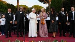 Popiežius Leonas XIV su „Taikos giesmės“ vakaro atlikėjais Kastel Gandolfe